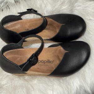 Birkenstock-The Mary is a closed-toe wedge from Papillio. Sz 39